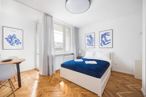 Bed, Dining area, Bedroom, towels