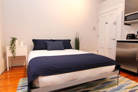 Bed, Kitchen or kitchenette, Bedroom