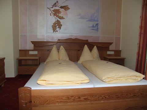 Photo of the whole room, Decorative detail