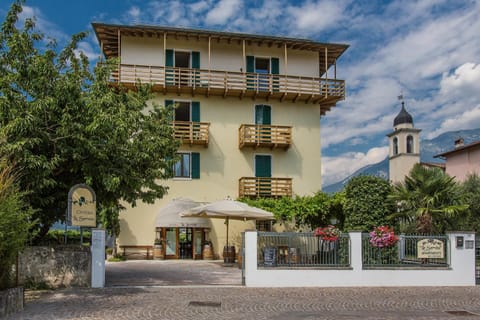 Property building, Restaurant/places to eat