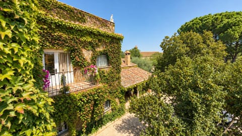 Property building, Facade/entrance, Spring, Off site, Day, Natural landscape, Bird's eye view, Balcony/Terrace, Balcony/Terrace, Photo of the whole room, Decorative detail, Garden view, Garden view, Mountain view, Mountain view