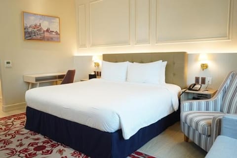 Property building, Restaurant/places to eat, Bed, Seating area, Bedroom, Swimming pool, Breakfast