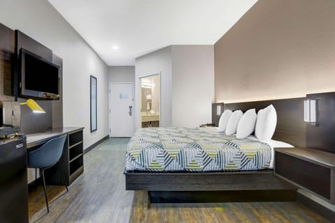 Photo of the whole room, Seating area, Bedroom