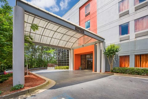 Property building, Facade/entrance, Day, On site, Time of day