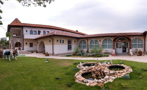 Property building, Restaurant/places to eat, Garden, Garden view