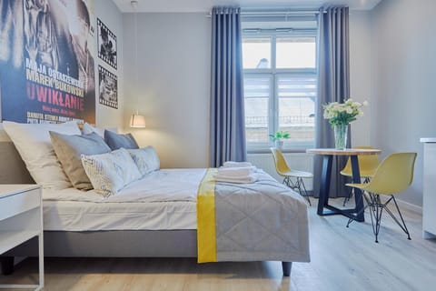 Bed, Photo of the whole room, Seating area