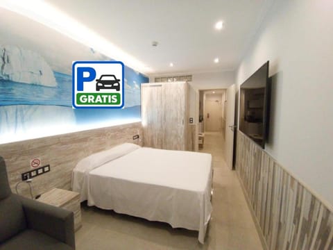Communal lounge/ TV room, Bed, TV and multimedia, Photo of the whole room, Bedroom