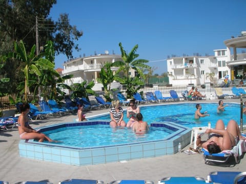 Day, Swimming pool, group of guests