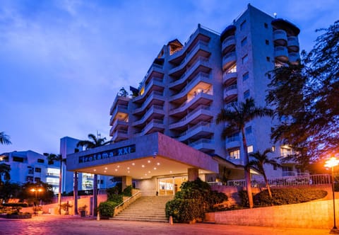 Property building, Facade/entrance, Night, Neighbourhood