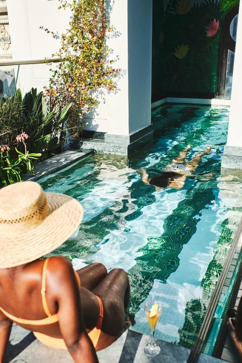 Guests, Swimming pool