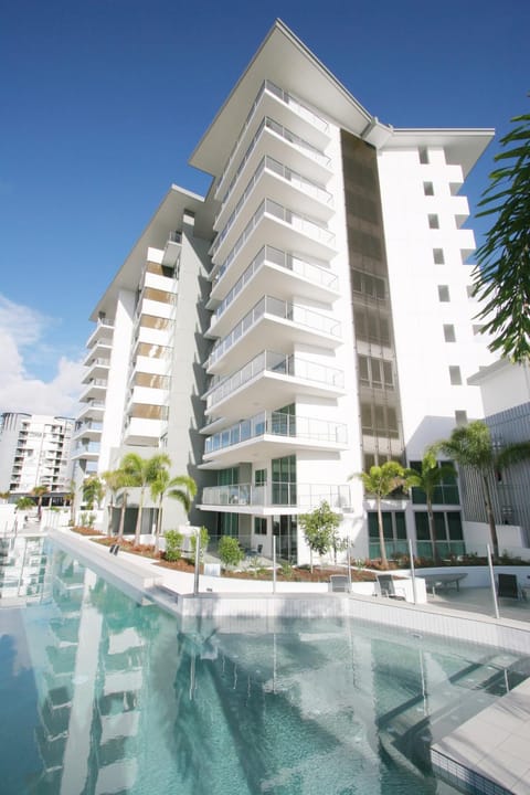 Property building, Day, Swimming pool