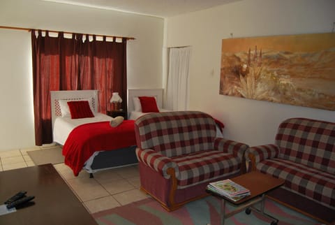 Bed, TV and multimedia, Photo of the whole room, Seating area, Bedroom