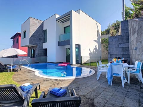 Property building, Patio, Swimming pool, Swimming pool