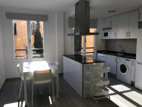 Coffee/tea facilities, Kitchen or kitchenette, Dining area