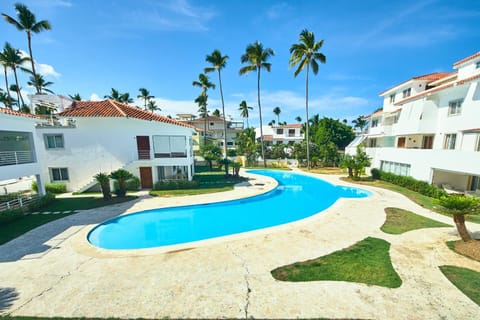 Property building, Garden, Pool view, Swimming pool