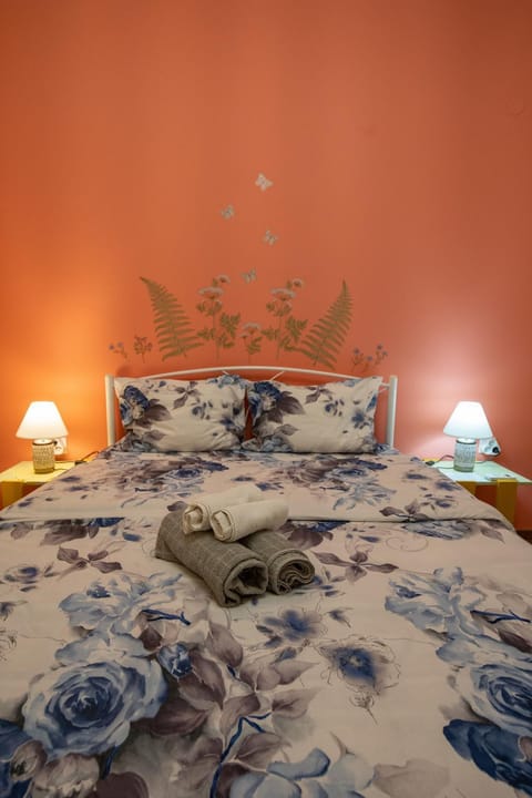 Bed, Bedroom, towels