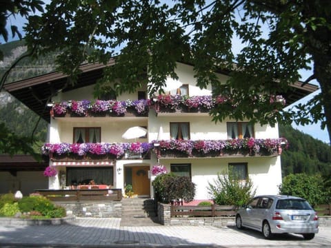 Facade/entrance, Summer, Balcony/Terrace, Mountain view