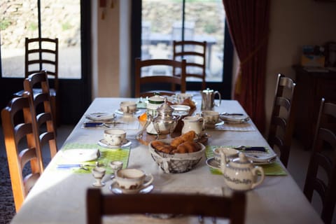 Food and drinks, Dining area, Food, Continental breakfast