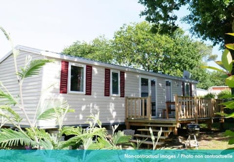 Camping Officiel Siblu Domaine de Dugny Campground/ 
RV Resort in Centre-Val de Loire