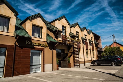 Facade/entrance