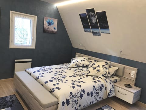 Bed, Photo of the whole room, Bedroom