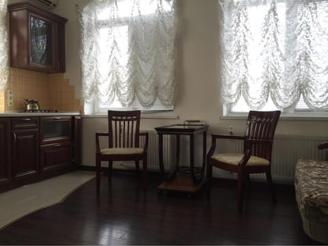 Kitchen or kitchenette, Seating area