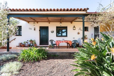 Property building, Garden, Dining area