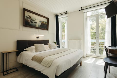 Bedroom, City view