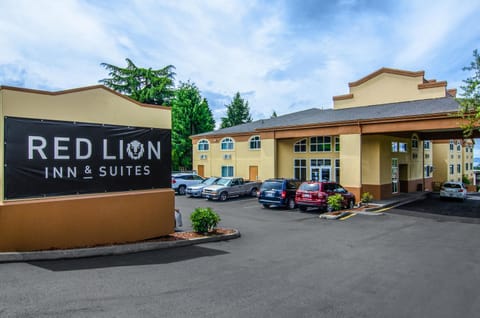 Red Lion Inn & Suites Des Moines Hotel in Des Moines