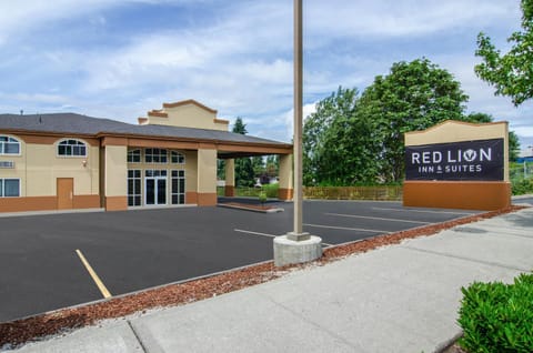 Red Lion Inn & Suites Des Moines Hotel in Des Moines