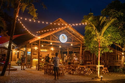 Restaurant/places to eat, People, Balcony/Terrace