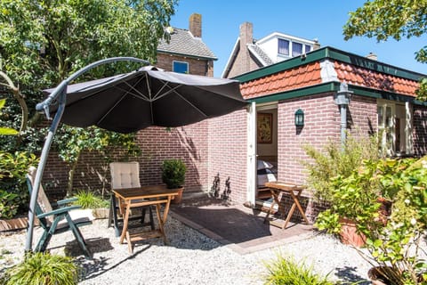 Property building, Patio, Facade/entrance