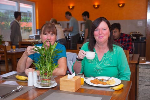 Restaurant/places to eat, People, Food and drinks, Food, Lunch, Dinner, Family