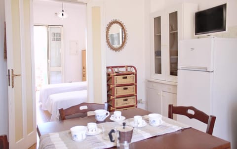 TV and multimedia, Dining area, Bedroom