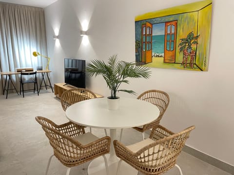 Communal lounge/ TV room, TV and multimedia, Living room, Seating area, Dining area