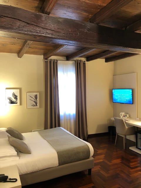 Bed, Photo of the whole room, Bedroom, heating, internet, locker, room service, safe, towels, air conditioner