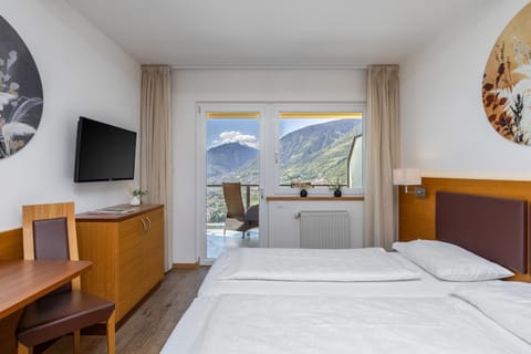 Communal lounge/ TV room, Bed, Natural landscape, TV and multimedia, Photo of the whole room, Evening entertainment, Bedroom, Mountain view, hair dresser