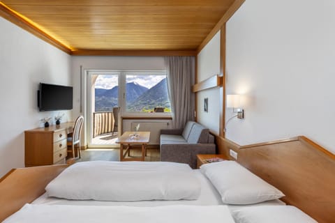 Bed, TV and multimedia, Living room, Photo of the whole room, Seating area, Bedroom