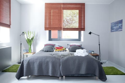 Bed, Other, Other, Other, Photo of the whole room, Decorative detail, Bedroom, Food, Food, towels