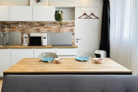 Coffee/tea facilities, Seating area, Dining area, microwave, stove, toaster, kitchen