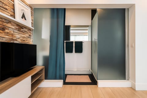 Shower, Bathroom, TV and multimedia