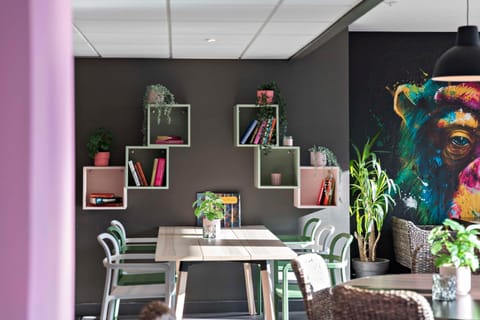 Restaurant/places to eat, Living room, Decorative detail, Seating area