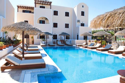 Property building, Spring, Day, Pool view, Swimming pool, sunbed