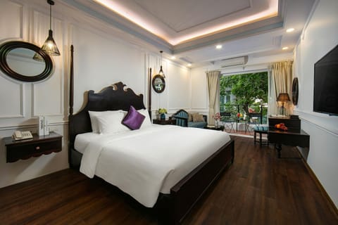 Bed, TV and multimedia, Living room, Photo of the whole room, Seating area, Bedroom