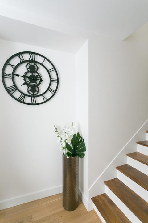 Decorative detail, Area and facilities