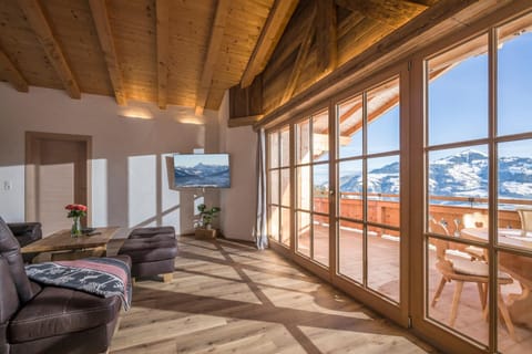 Day, Winter, TV and multimedia, Living room, Seating area, Mountain view, Mountain view