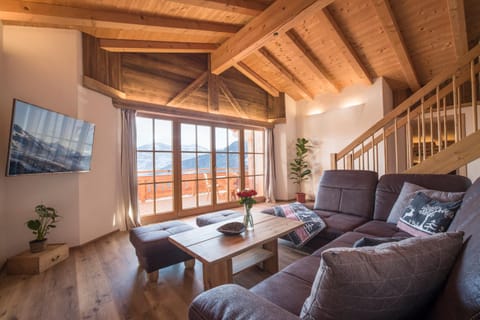 Day, TV and multimedia, Living room, Decorative detail, Decorative detail, Seating area, Mountain view