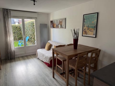 2 PIECES JARDIN, ACCES DIRECT MER ET PROCHE THALASSO Apartment in Cabourg