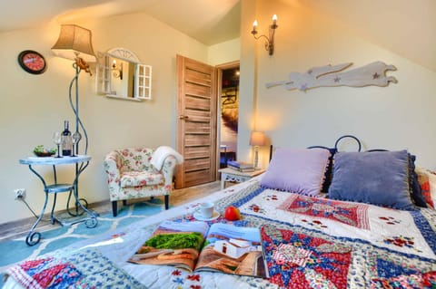 Bed, Living room, Photo of the whole room, Decorative detail, Seating area, Bedroom