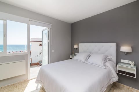 Photo of the whole room, Sea view